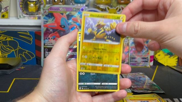 What's Inside The All-New Pokemon Deoxys VMAX & VStar Battle Box? смотреть онлайн