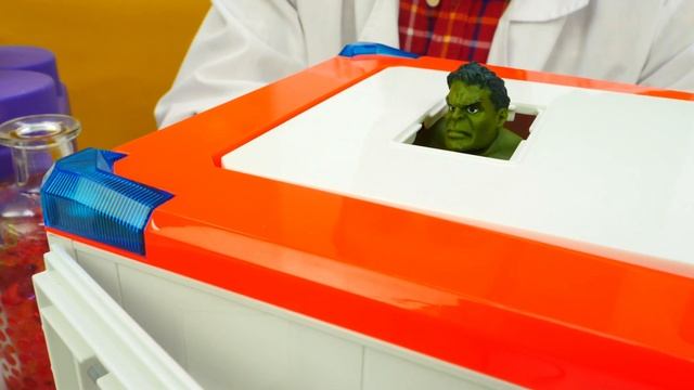 Железный Человек сорвал спину - Игры в доктора игрушек - Видео для детей Мегаклиника смотреть онлайн
