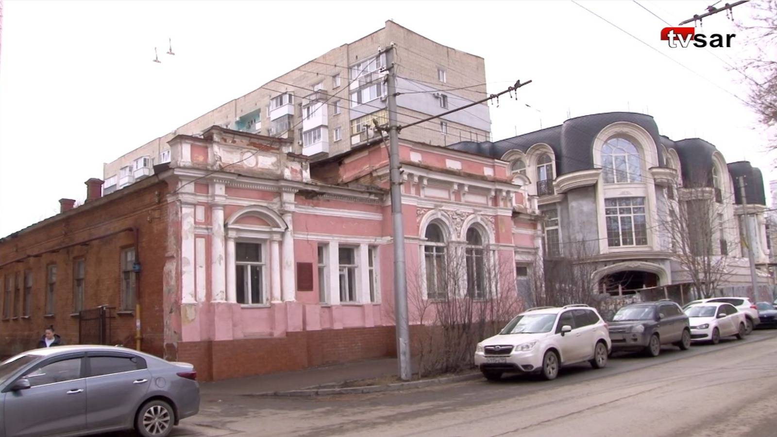 В центре Саратова продолжает разрушаться старинный особняк смотреть онлайн