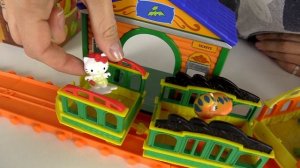 Игрушки из мультфильмов на Поезде динозавров - Видео с Машей Капуки