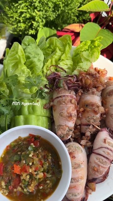 หมึกยัดไส้ ทอดกระเทียม Fried Squid With Garlic
