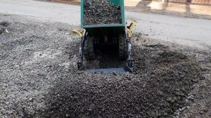 EXREX 800 минидумпер в работе с щебнем.