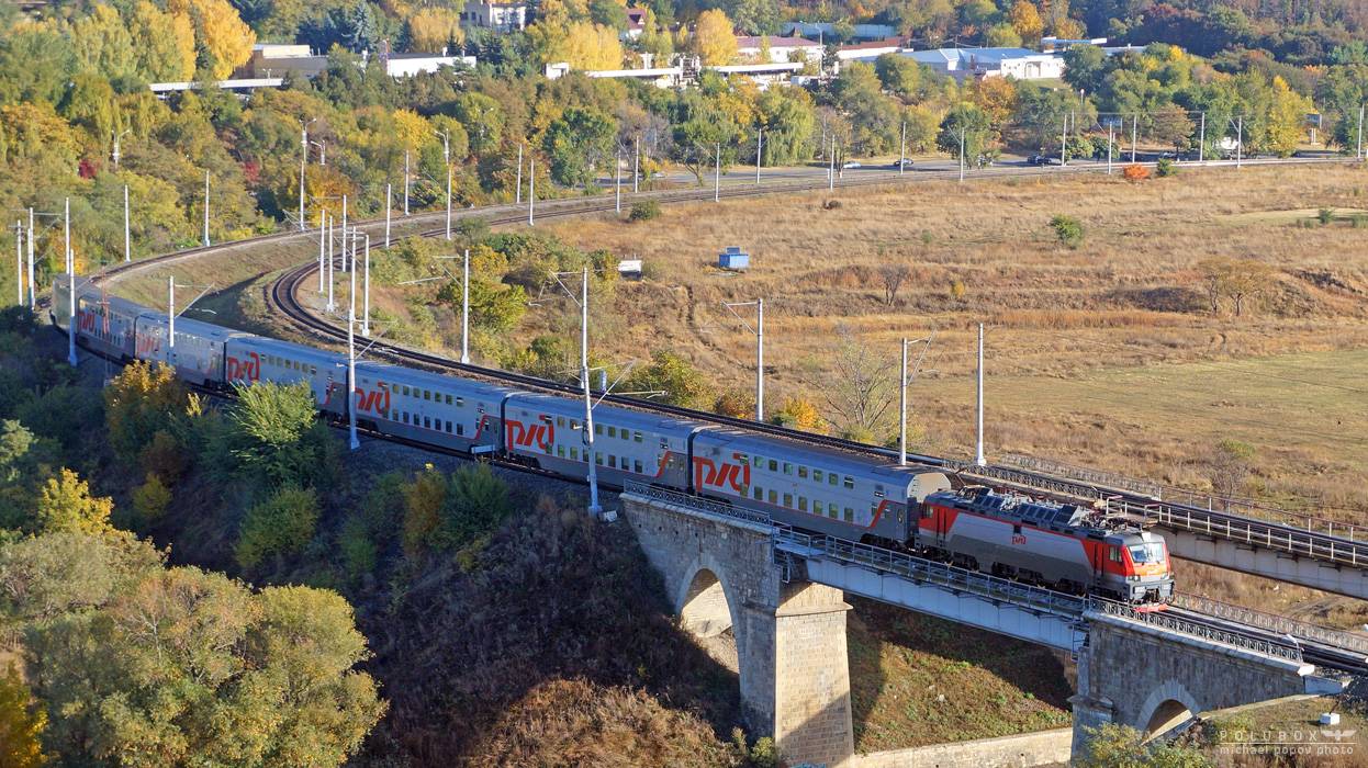 Электровоз ЭП20-021 с двухэтажным поездом № 4 Москва-Кисловодск смотреть онлайн