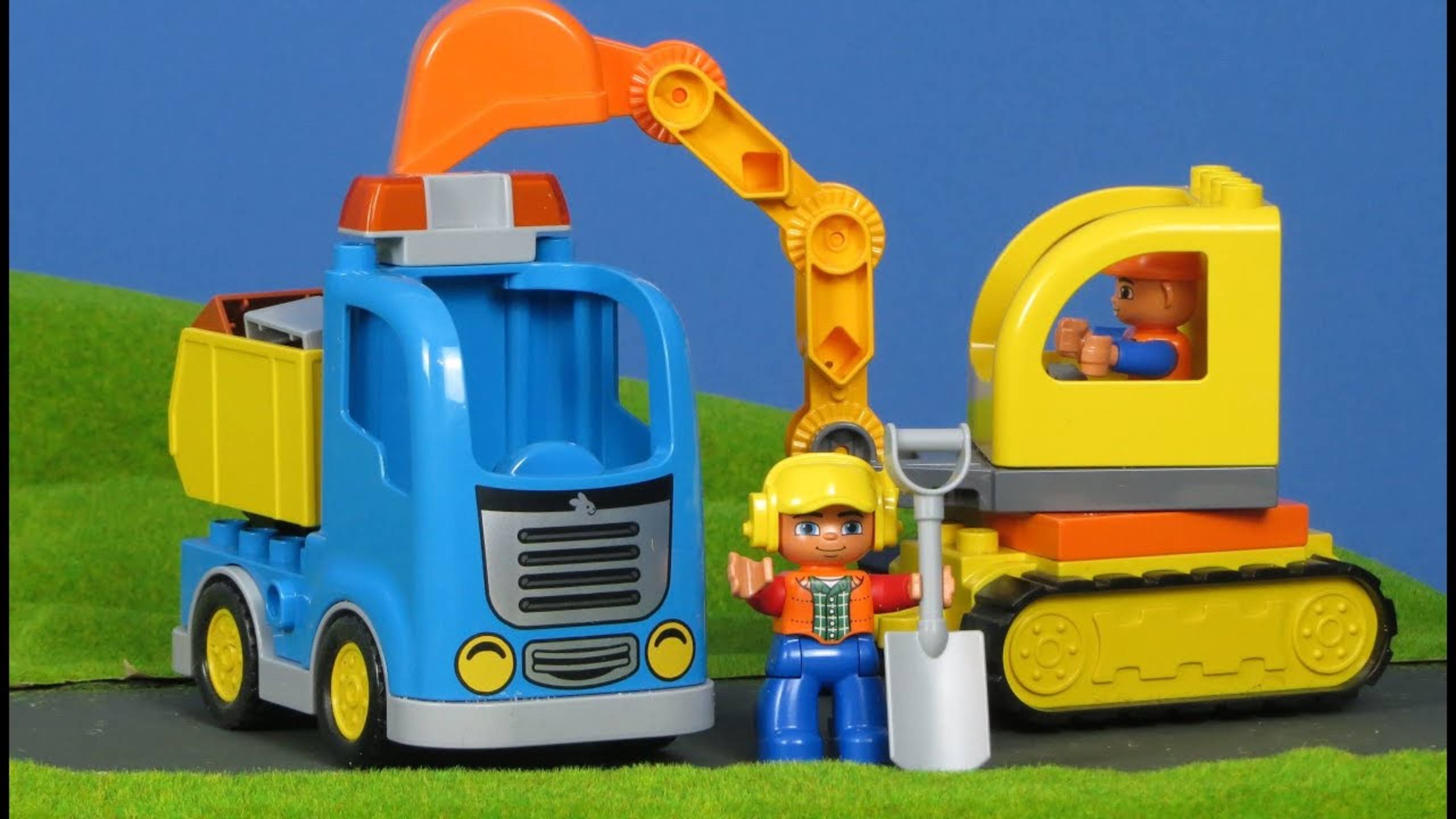 Грузовики и экскаваторы на строительной площадке из серии конструкторов LEGO DUPLO для детей