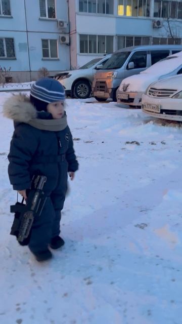 Володя во дворе с игрушечным автоматом смотреть онлайн