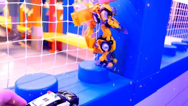 Трансформер БАМБЛБИ и Федя Капуки Кануки пришли в ФИКСИПАРК! Веселые аттракционы и игры для детей смотреть онлайн