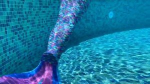 Настоящая РУСАЛКА в Бассейне! - Новые игры одевалки для девочек. Смешные видео для детей.