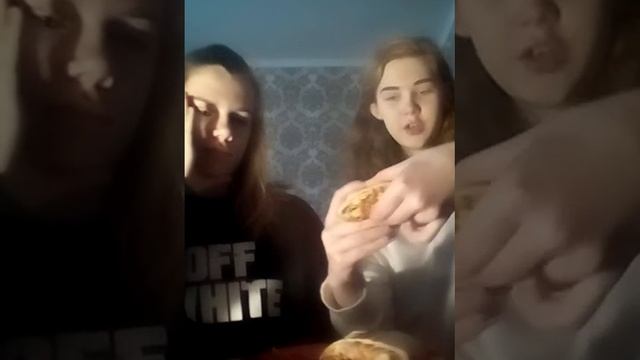 ЧЕЛЕНДЖ ОТКУСИ ЛИЗНИ ИЛИ СЪЕШЬ .Даша Кидала против Ксюши Лис😎😘