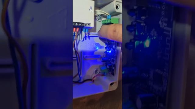 Control Sonoff switch with Tuya ( or Smart Life) application and other way around! смотреть онлайн