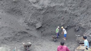 Строительство, нависающий утёс в карьере рухнул