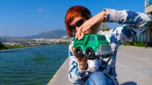 Грузовичок Лева и машинки у бассейна - Давай почитаем и Маша Капуки Кануки