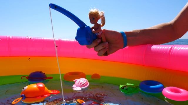 Фламинго на пляже - Маша Капуки и барби - Видео для девочек. смотреть онлайн