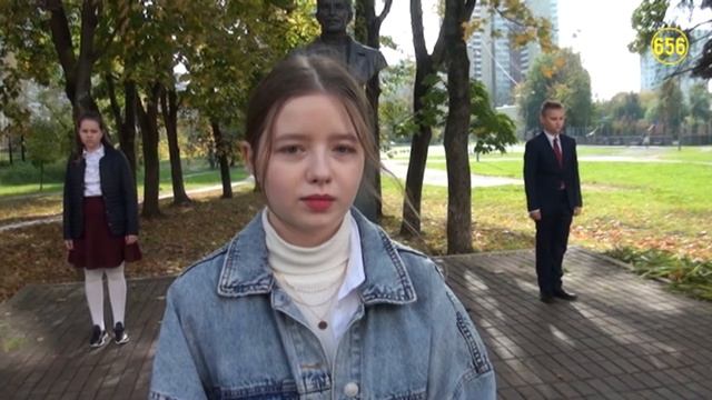 ШКОЛА 656 2020 10 02 Одиннадцатикласники возлагают цветы к бюсту А С Макаренко смотреть онлайн