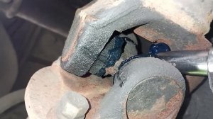 Шприцевание крестовины заднего кардана Land Cruiser Prado J150 шприцом с самозахватывающим наконеч.