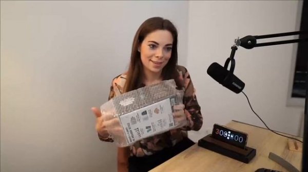 Famous Grandmaster Dina Belenkaya: Tempest Clock + Best Chess Set Ever