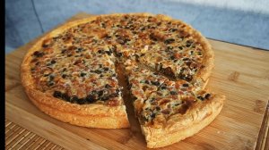 Восточный пирог. Очень вкусный, с грецкими орехами, курагой, изюмом и заливкой из сгущенки.