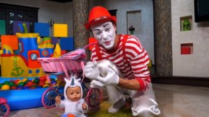 Беби Бон в бассейне с шариками - Чья кукла лучше? Развлечения для детей - Развивающие мультики