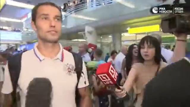 Вернувшиеся с Евро 2016 футболисты молча прошли перед журналистами в аэропорту смотреть онлайн