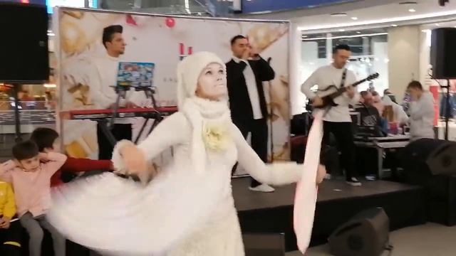 КЛАССНАЯ ПЕСНЯ, я тучи разгоню руками. Новогоднее представление в ТЦ Каширская Плаза. смотреть онлайн