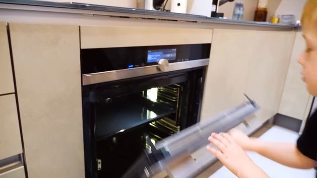 Карл и игрушки готовят пирог со сливами для Маши Капуки! Игры в готовку для детей смотреть онлайн