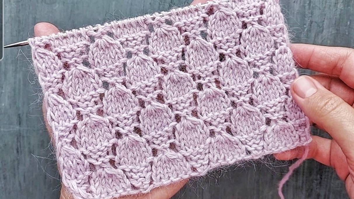 Красивый ажурный узор с ягодами для вязания джемпера, палантина / Простой и легкий узор смотреть онлайн