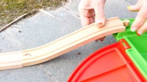 Машинки Brio на пляже - Веселые видео с Машей Капуки - Новая серия игры в машинки