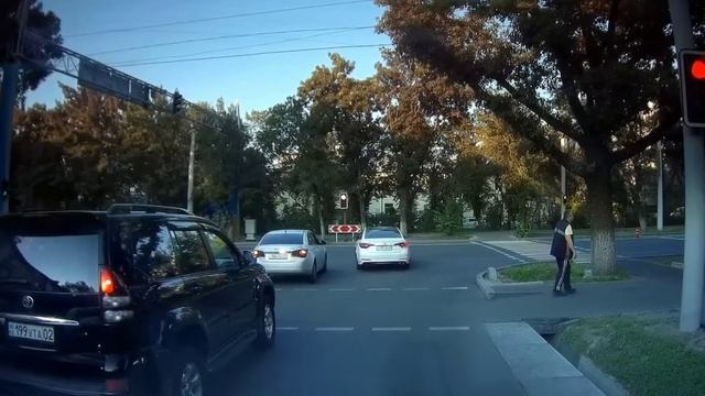 24.06.2019 Алматы Жарокова/Басенова 199VTA02, 406TAA05, 1500 02 проезд на запрещающий смотреть онлайн