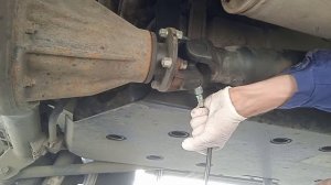 Шприцевание заднего кардана со стороны моста Toyota Land Cruiser Prado 150