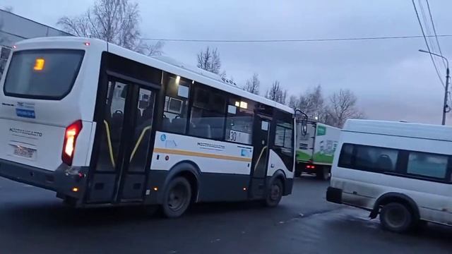 Выезд автобусов из парка в светлое время суток смотреть онлайн