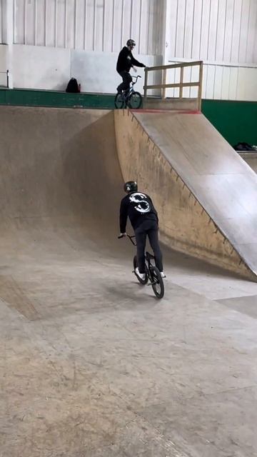 Два трюка из скейт парка на Семёнке ✌️#bmx #faktbmx #faktstore #skillswear #traffateam смотреть онлайн