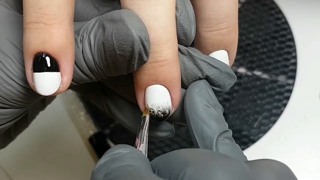 Маникюр с фольгой