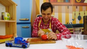 Игры трансформеры. Оптимус Прайм готовит борщ.