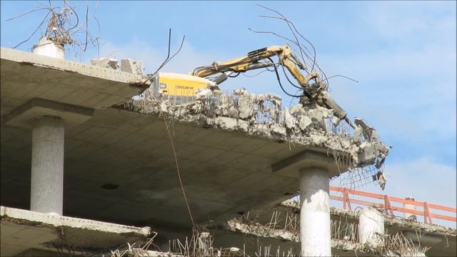 Minibagger Brokk 500 auf dem Dach смотреть онлайн