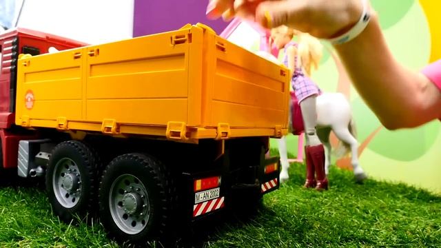 Барби подарили лошадь! Игры в куклы Барби с Машей Капуки смотреть онлайн