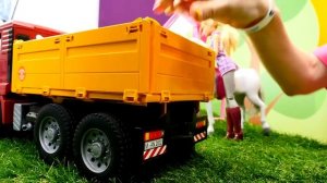 Барби подарили лошадь! Игры в куклы Барби с Машей Капуки