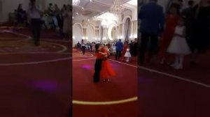 Превосходный танец детей на свадьбе Астана