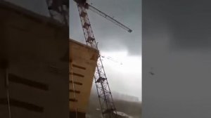 Кран падает