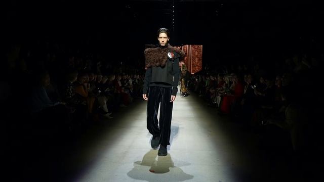 Московскую неделю моды открыл показ студентов Московского художественно-промышленного института смотреть онлайн