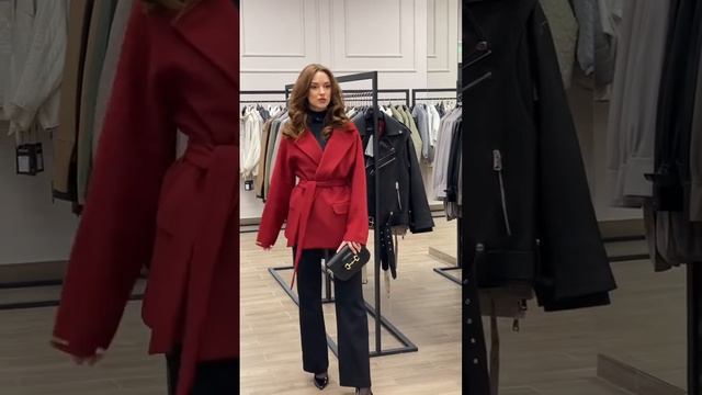 Укорочене червоне пальто, трендова модель 2024 смотреть онлайн