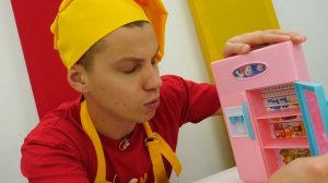 Видео для детей - Профессия Пекарь в Веселой школе с Игрушками