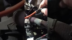 Снятие фишки верхнего кислородного датчика Рено Сандеро 2