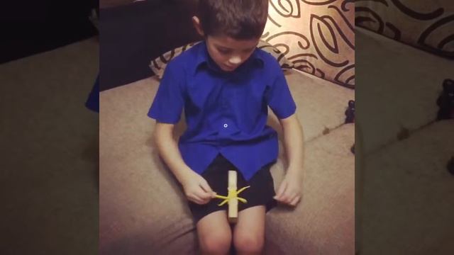 Завязал шнурки за пару секунд