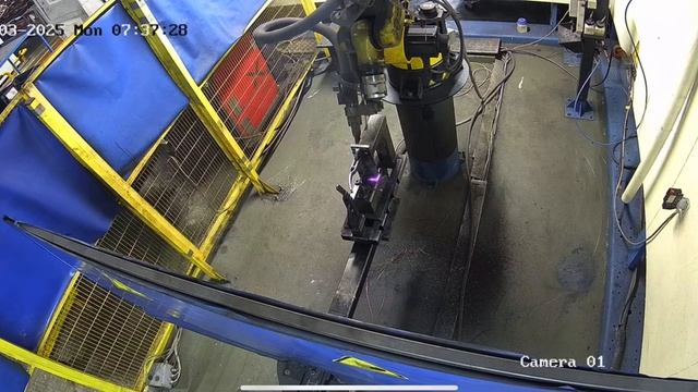 Наш боевой робот сварщик А12 на автомобильном производстве смотреть онлайн