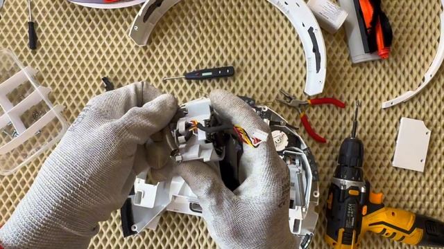 Крутится на одном месте Vacuum E10, E12 B112. Робот пылесос дергается во время уборки Xiaomi. смотреть онлайн