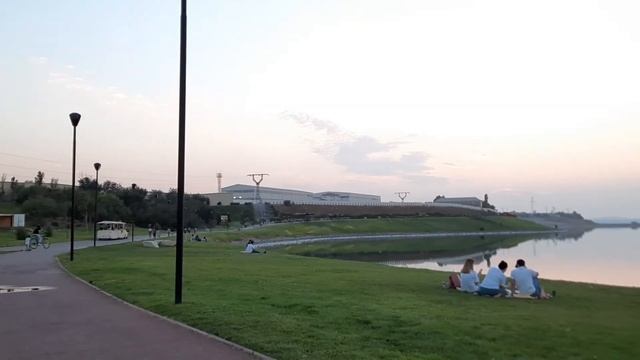 м.Кёроглу.Köroğlu m.etrosu.Баку.Парк.Бывший м.Азизбекова.Köhne Əzizbəyov metrosu.Park, göl ve qatar смотреть онлайн