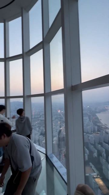 Стеклянный пол в небоскребе Сеула смотреть онлайн