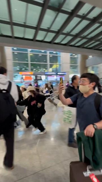 Что тут происходит? Аэропорт Сеула смотреть онлайн