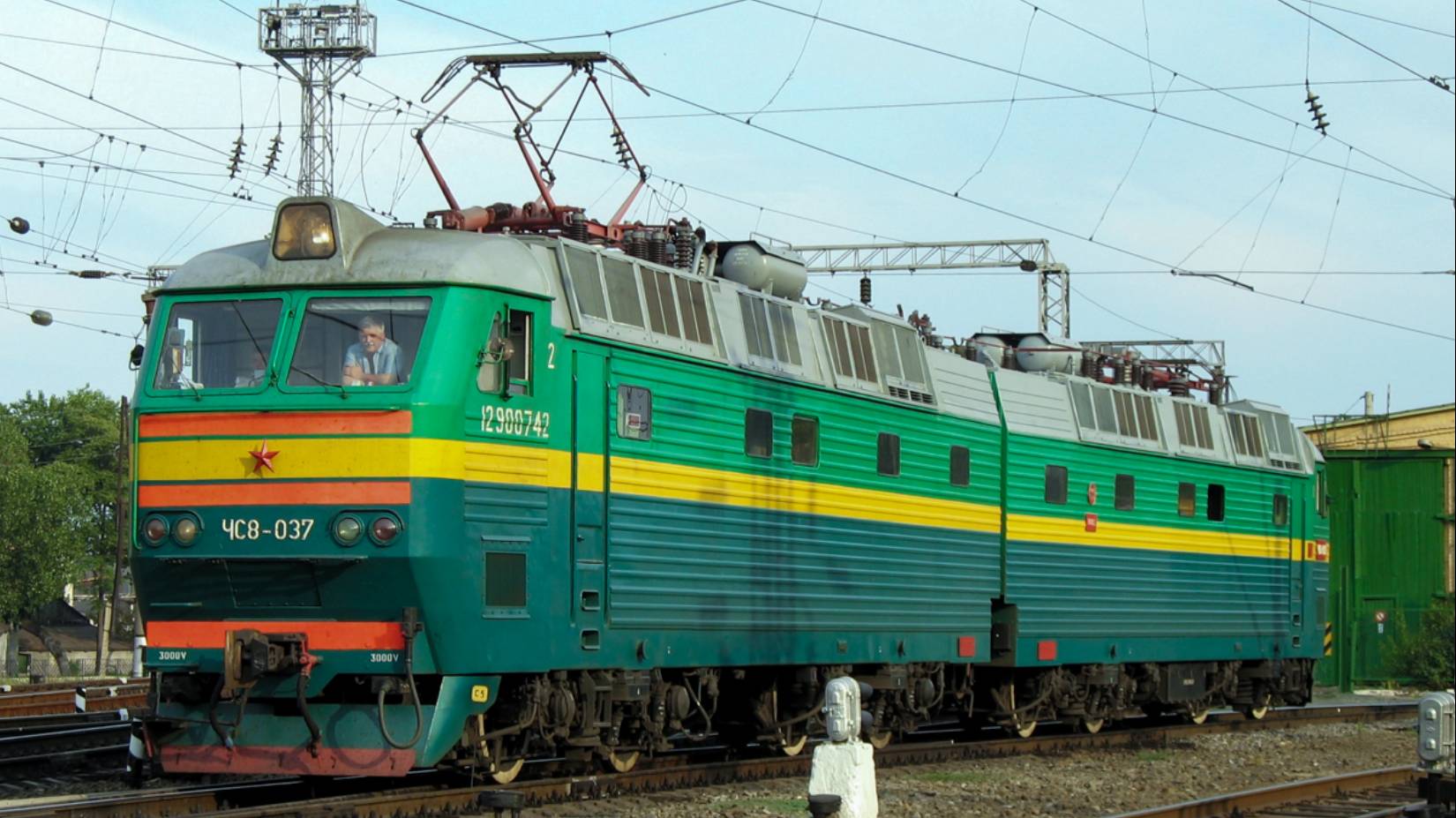 Паровоз Су250-64 и электровоз ЧС8-066 совершают манёвры смотреть онлайн