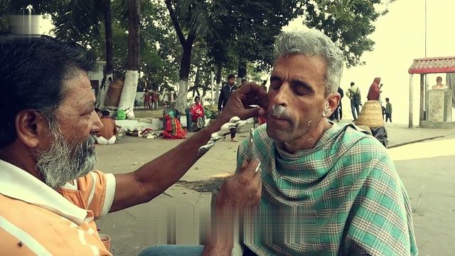 Индийский уличный парикмахер — бритье бритвой за 4 доллара смотреть онлайн