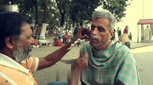 Индийский уличный парикмахер — бритье бритвой за 4 доллара